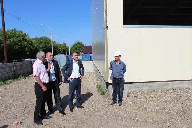 осмотр строящегося спорткомплекса